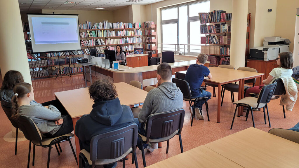 Młodzież w bibliotece