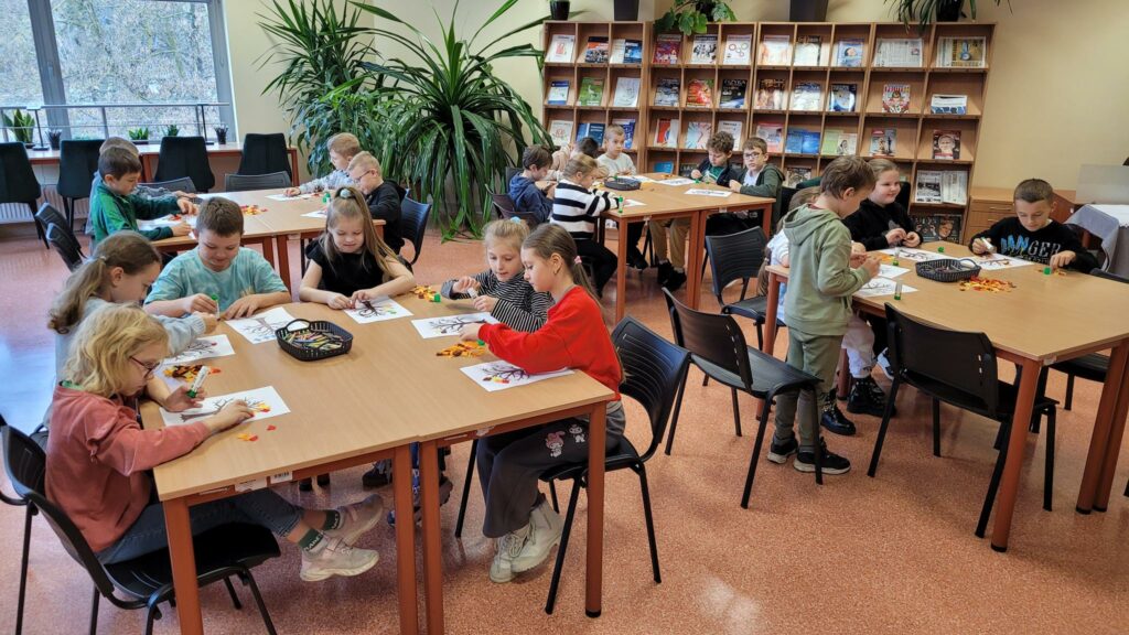 Listopadowe zajęcia z dziećmi i młodzieżą w bibliotece