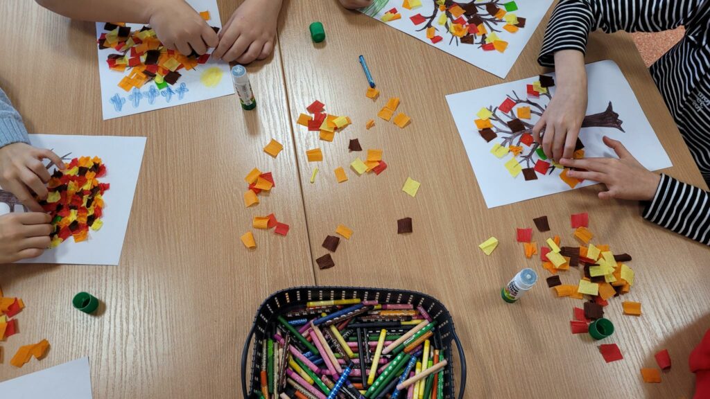 Listopadowe zajęcia z dziećmi i młodzieżą w bibliotece