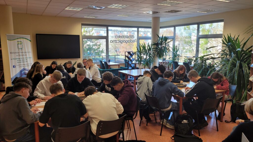 Listopadowe zajęcia z dziećmi i młodzieżą w bibliotece