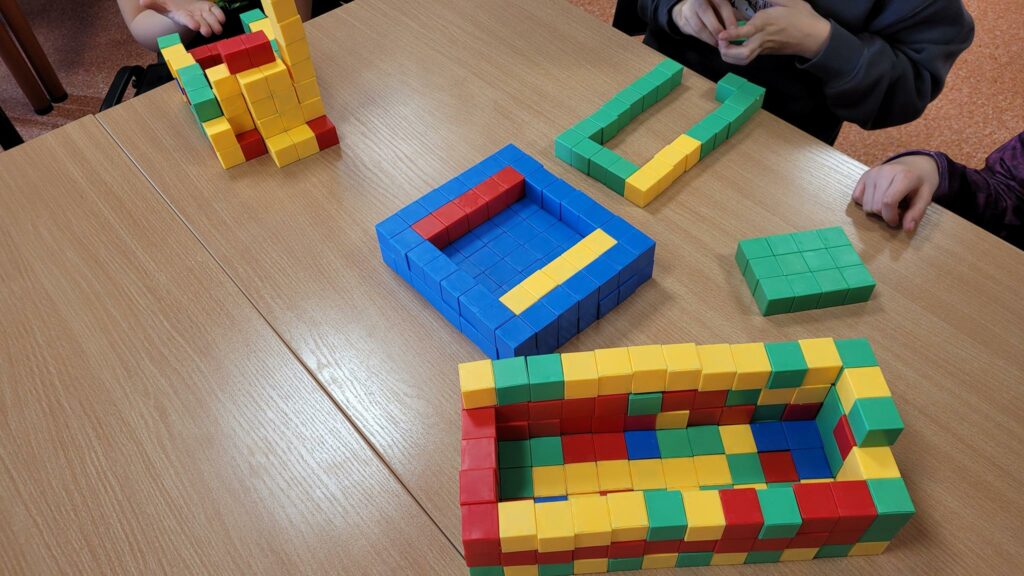 Listopadowe zajęcia z dziećmi i młodzieżą w bibliotece