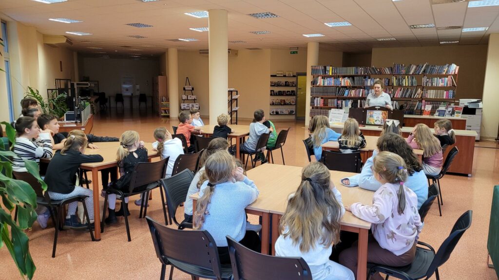 Listopadowe zajęcia z dziećmi i młodzieżą w bibliotece